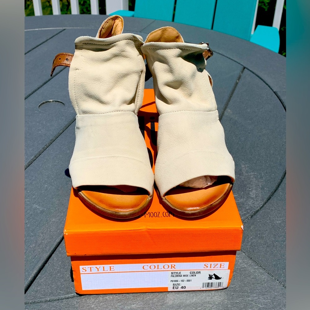 Miz Mooz Palomina 40 Wide Leather Block Heeled Sandals Linen Color